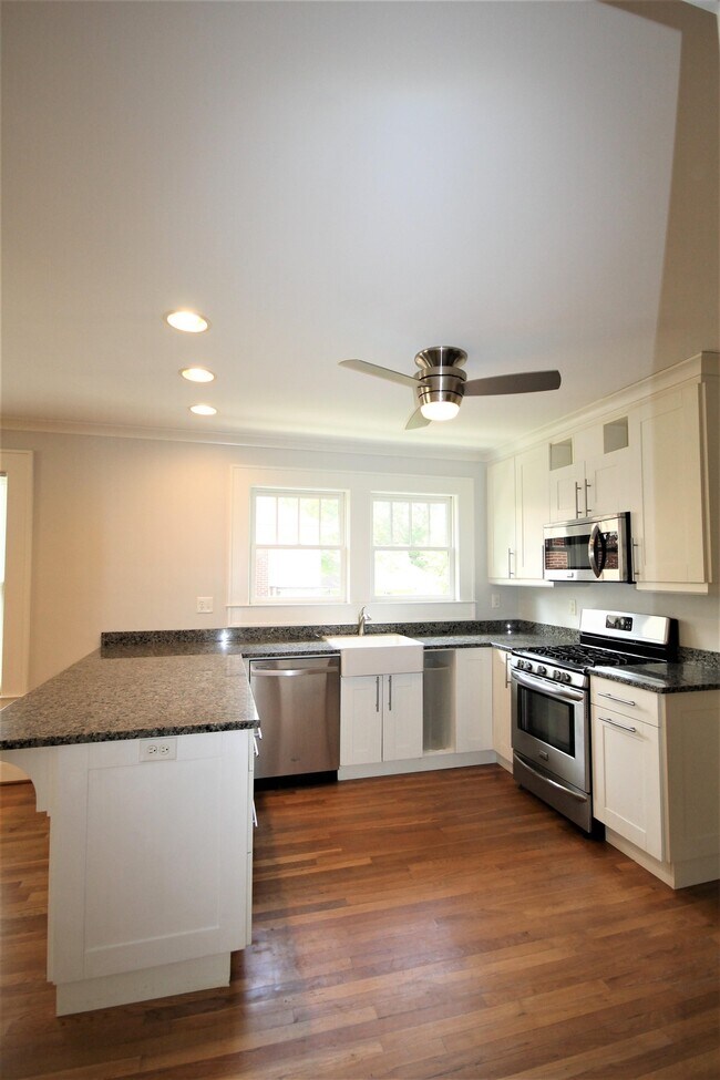 Building Photo - 220 Mountain View St