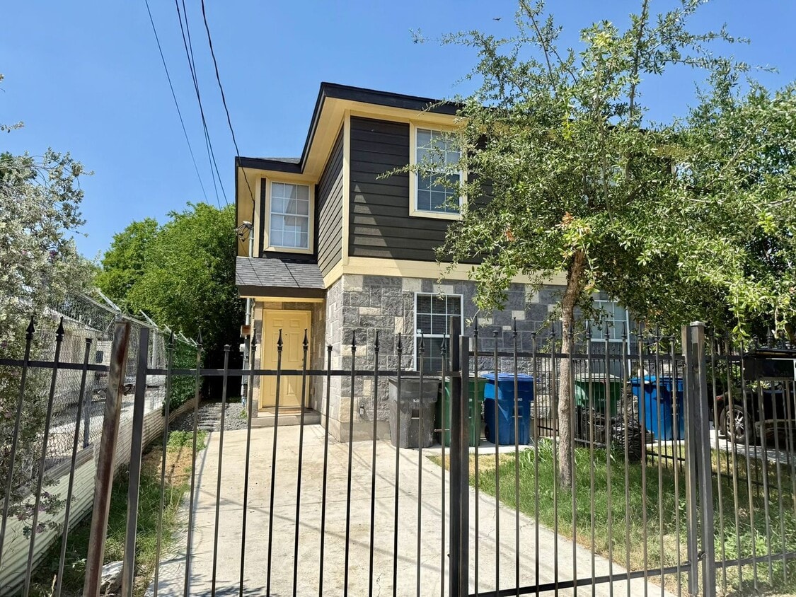 Foto principal - 3107 W Travis St