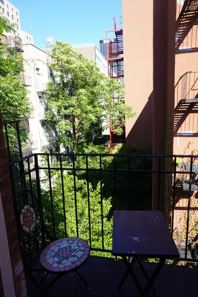 Foto del edificio - 722 Tenth Ave (between 49th & 50th), #4A