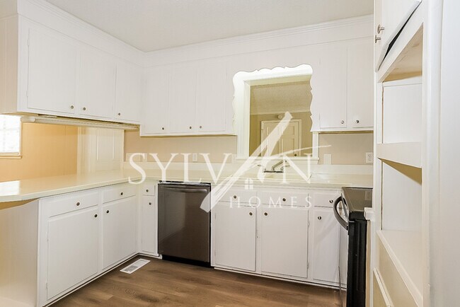 Building Photo - Nice 3BR 2BA Brick Home
