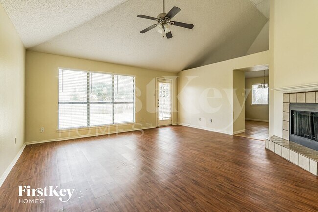 Foto del edificio - 3305 Country Creek Ln