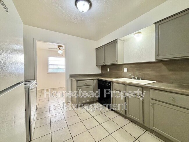 Building Photo - 8402 Candlewood Dr