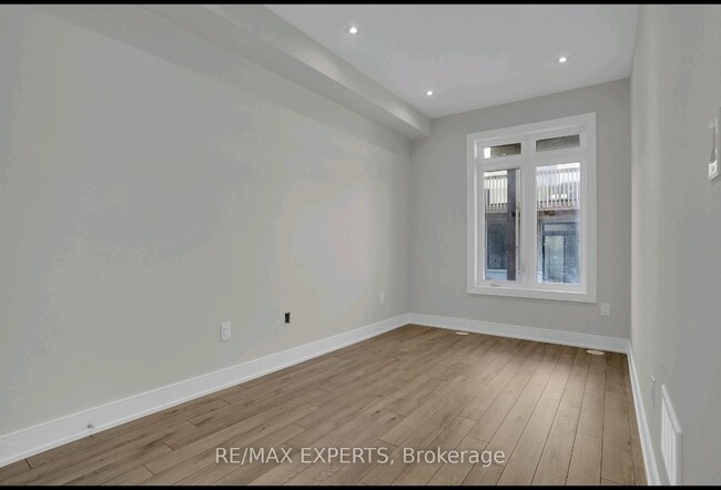 Photo du bâtiment - Brand new corner lot townhouse