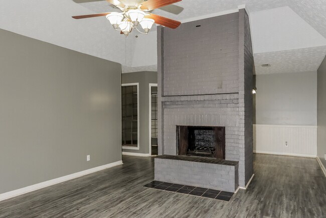 Building Photo - 3824 Elm Ave
