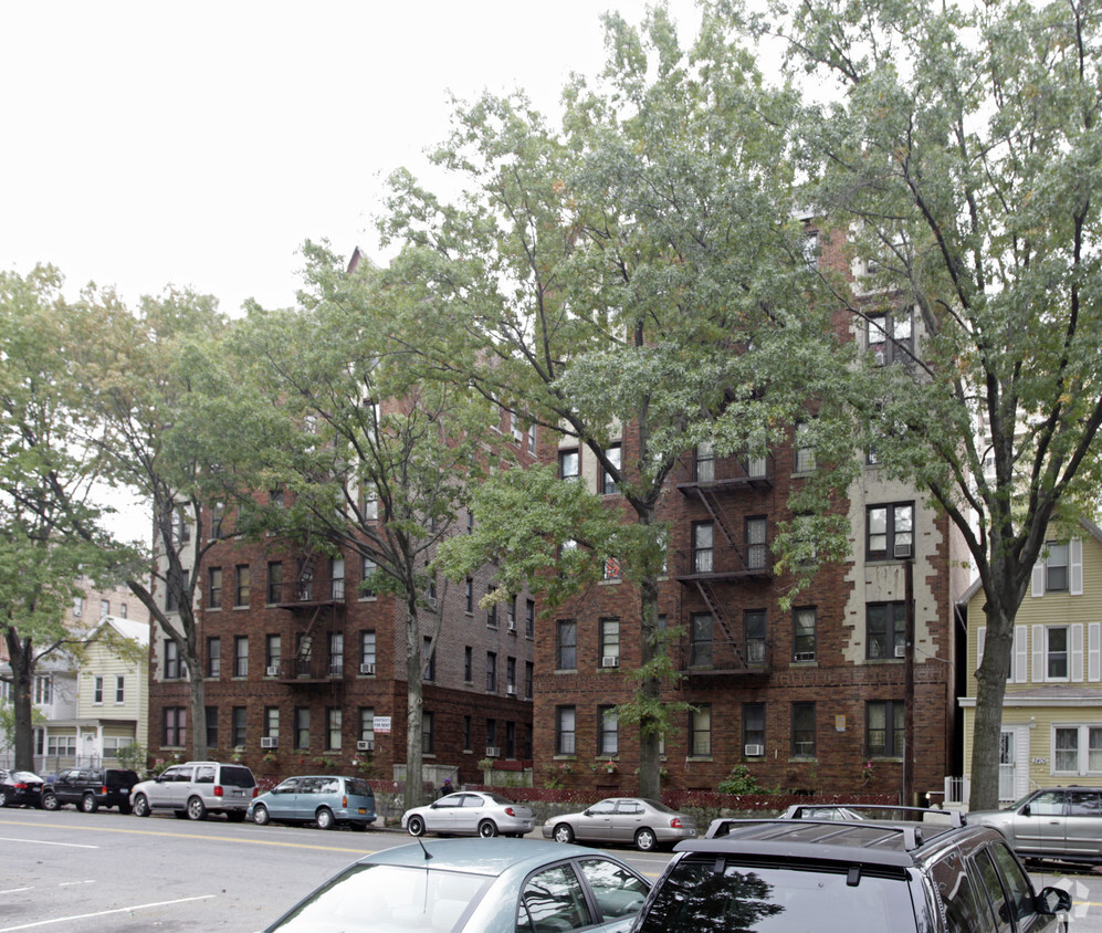 Primary Photo - 2420 Bronx Park E