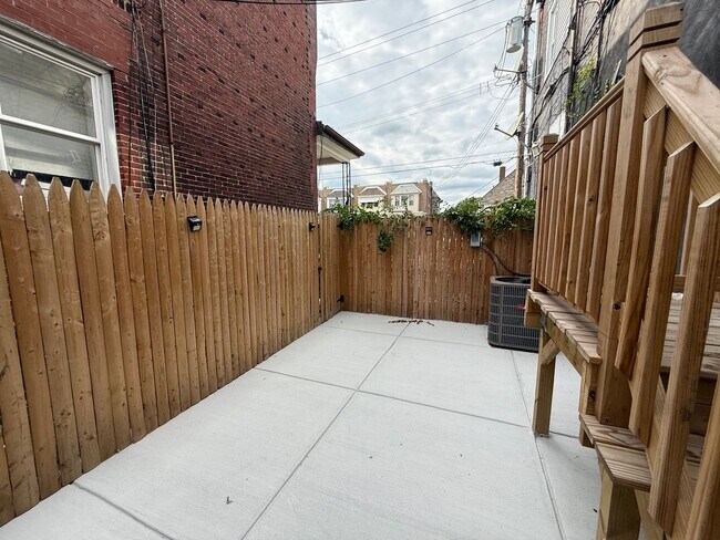 Building Photo - 1402 S 54th St