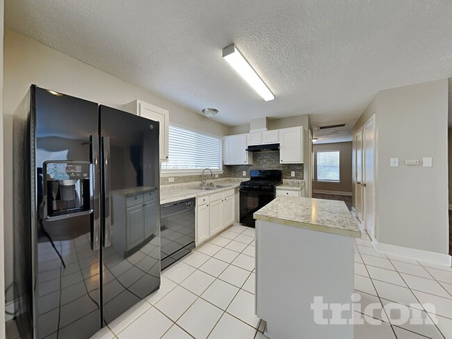 Foto del edificio - 21899 Pinewilde Ct