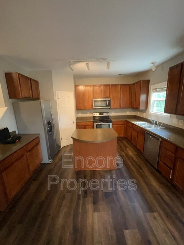 Foto del edificio - 821 Woodside Park Ln