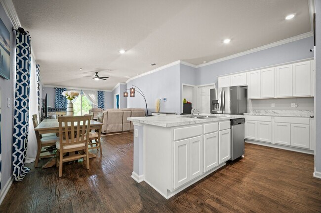 Foto del edificio - Spacious 4-Bedroom Home with Fenced Yard & Community Amenities – Available June 30th!