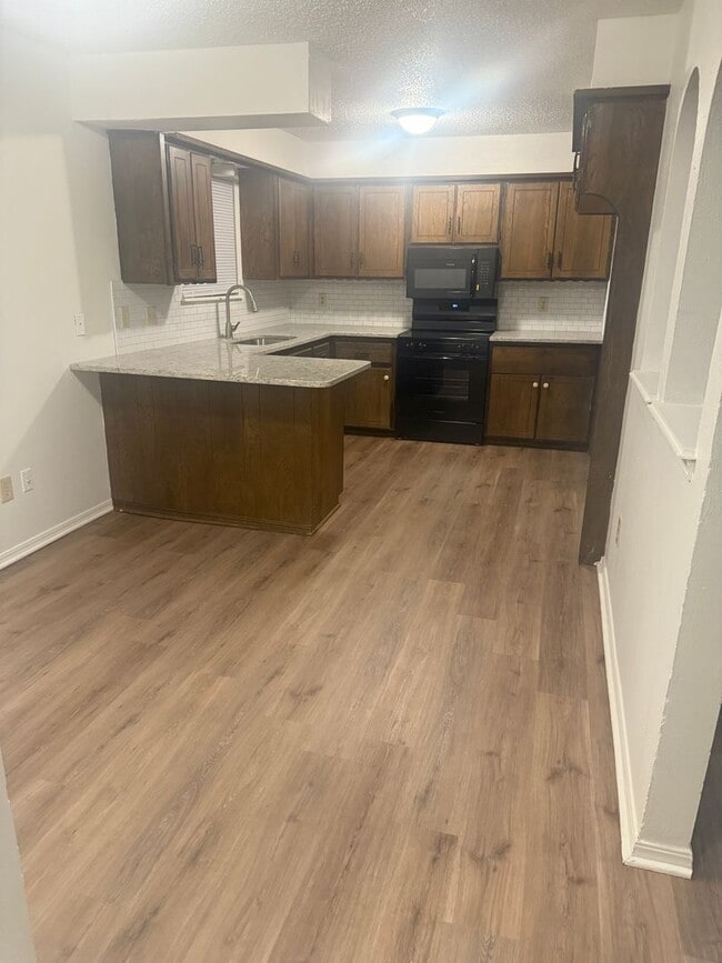 Building Photo - 735 Willow Run