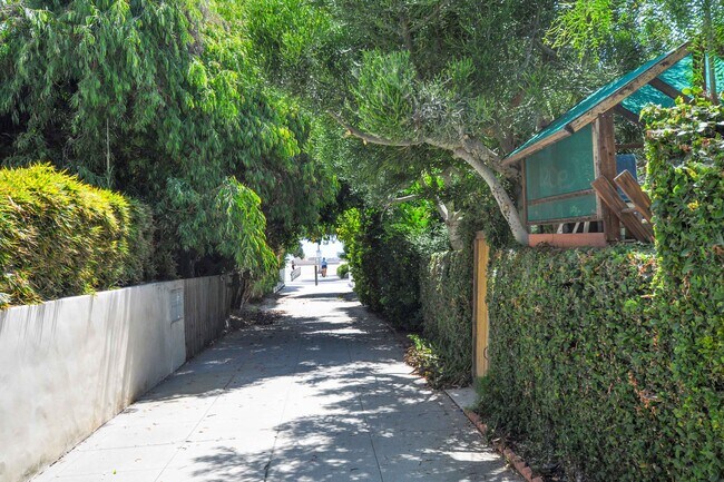 Yawl St. Promenade - 29 Yawl St
