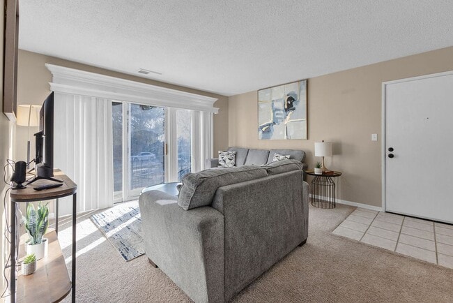 Building Photo - Comfortable 1 Bedroom Condo Living at Pembroke Gardens