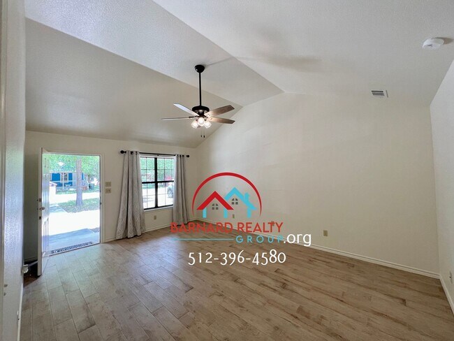Foto del edificio - Available July 25: Well Maintained 3/2 Duplex