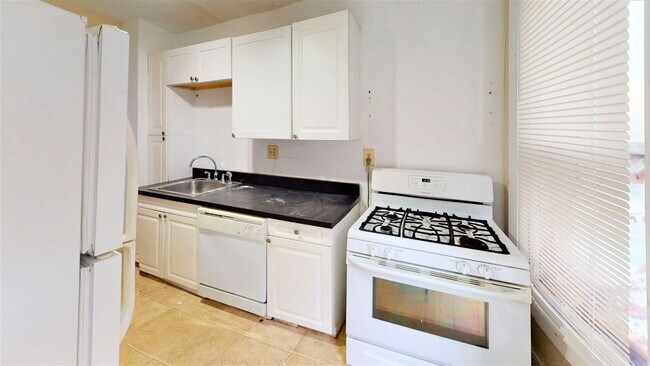 Building Photo - 1482 Summit St