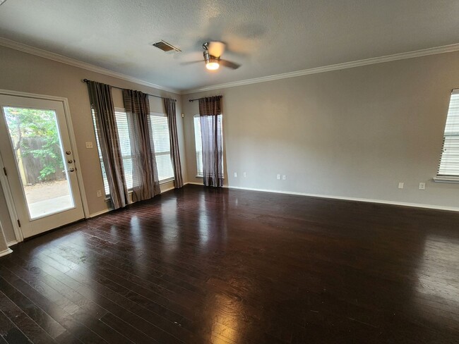 Building Photo - Spacious 3 Bedroom/2.5 Bath Home