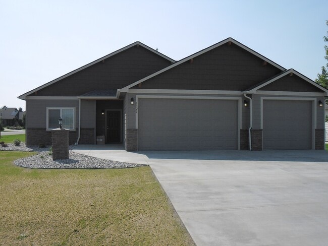 Building Photo - GOLF COURSE AREA HOME