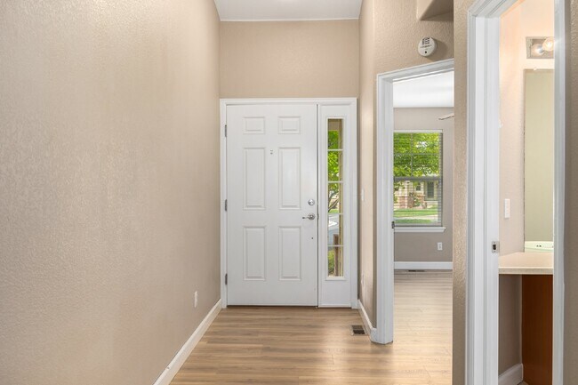 Foto del edificio - This beautiful 3-bedroom, 3-bathroom in Parker