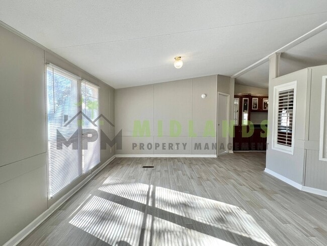 Foto del edificio - 323 Tabor Dr