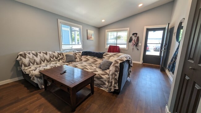 Foto del edificio - CUTE 3 bedroom Rambler with AC & PET FRIENDLY