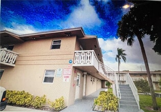 Building Photo - 3300 NE 10th Terrace