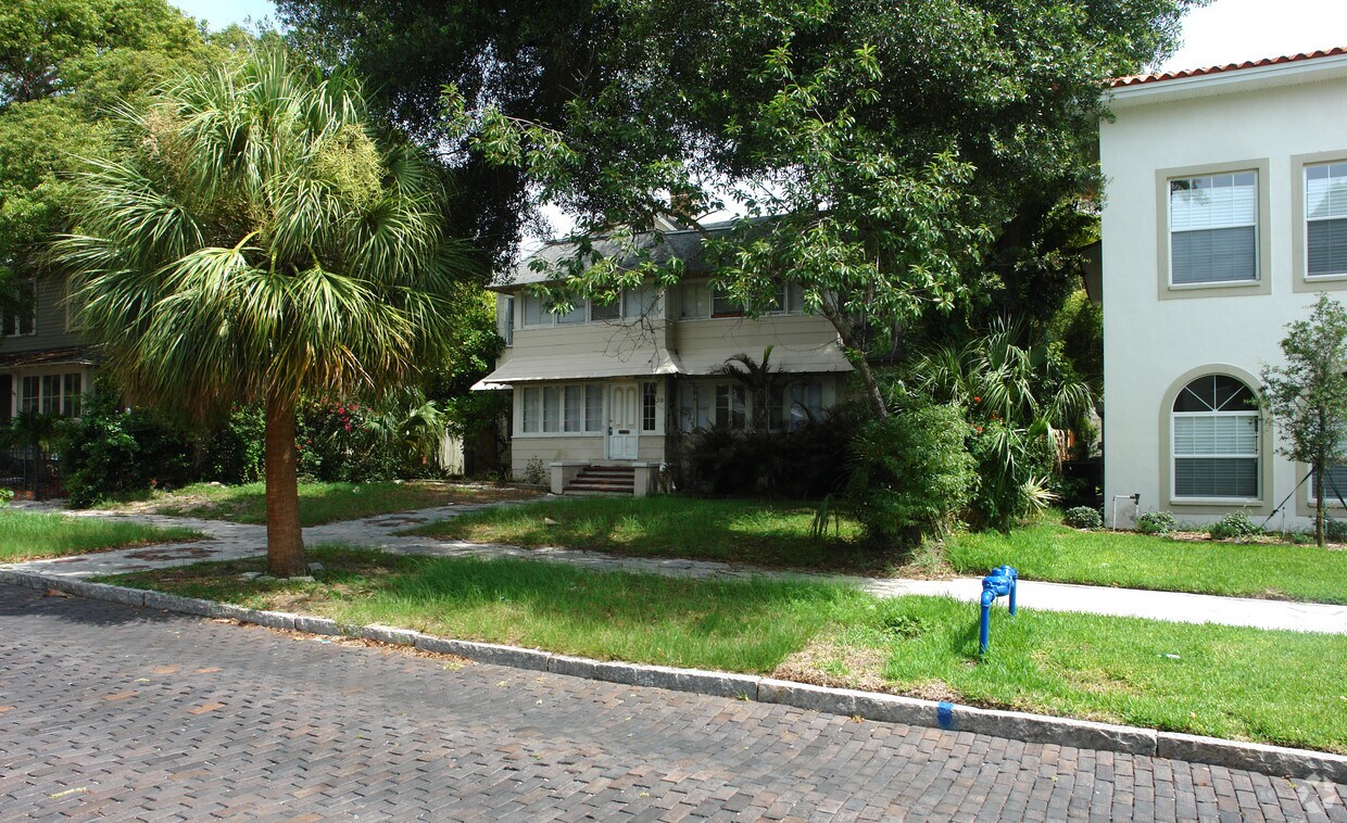 Building Photo - 219 6th Ave N