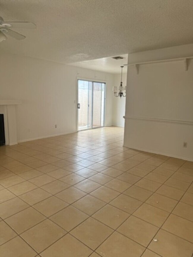 Building Photo - Scottsdale Emerald patio home available!