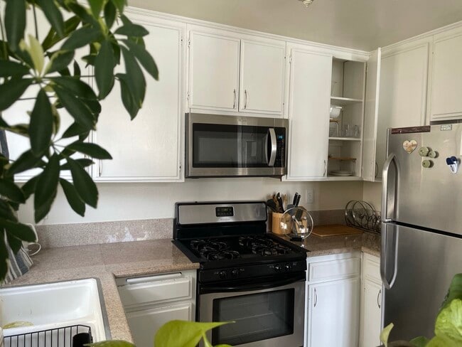 Kitchen - 1646 Greenfield Ave
