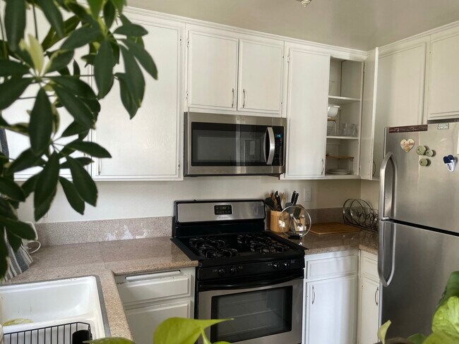 Kitchen - 1646 Greenfield Ave