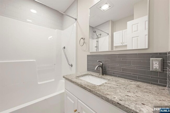 Building Photo - 197 Maple Ave