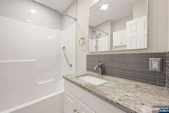 Foto del edificio - 197 Maple Ave