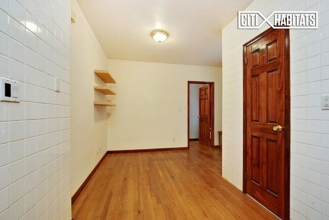 Building Photo - 202 MOTT St