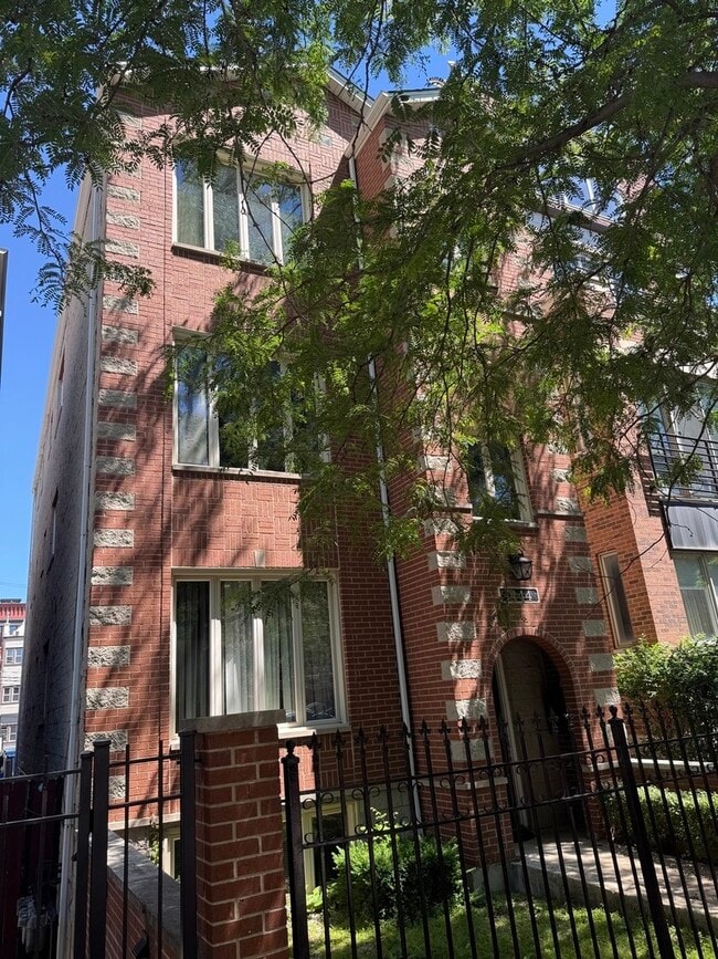 Building Photo - 1444 W Walton St