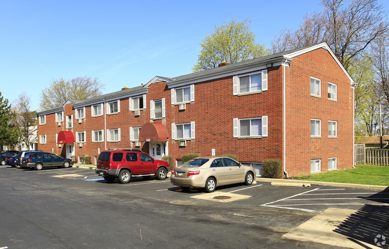 Colonial Club Apartments Apartments Lakewood, OH