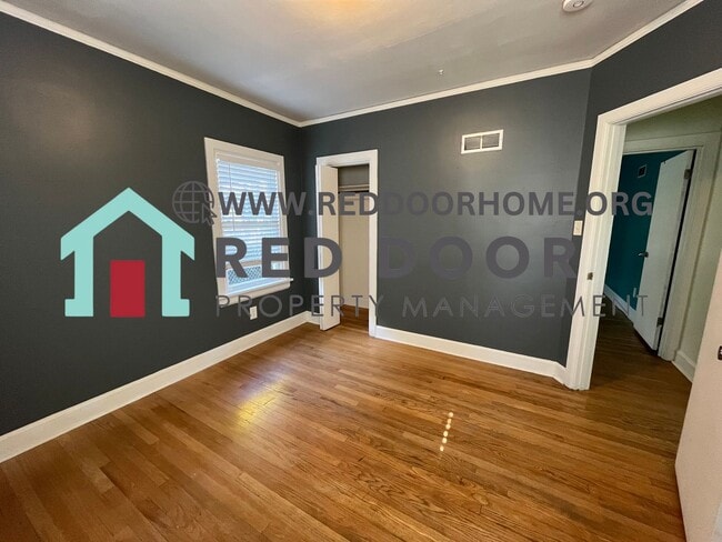 Building Photo - 4 bed / 2 bath House with newly finished b...