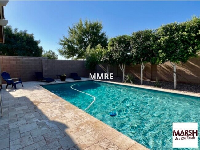 Foto del edificio - Beautiful 3 bedroom home plus den with pri...