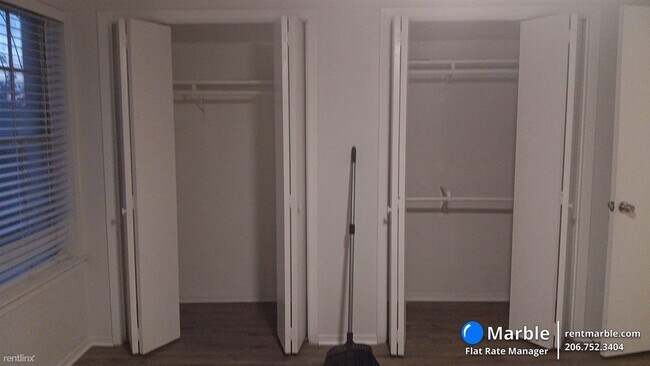 Foto del edificio - 4 br, 2.5 bath Townhome - 2207 Montclair Dr