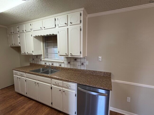 Foto del edificio - 5127 Parklane Dr