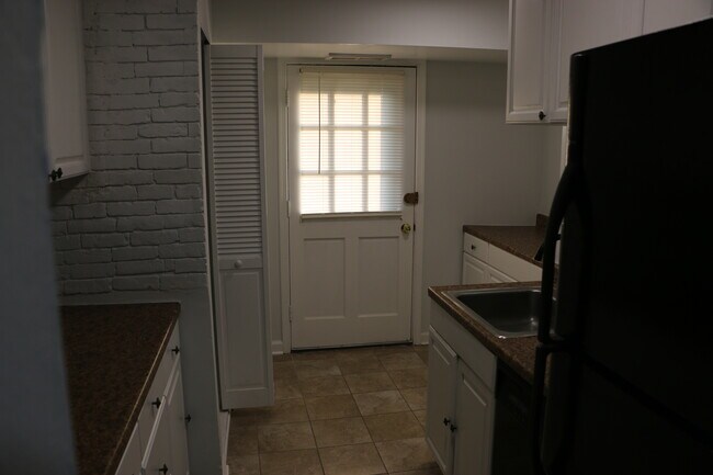 Building Photo - 5933 Quantrell Ave