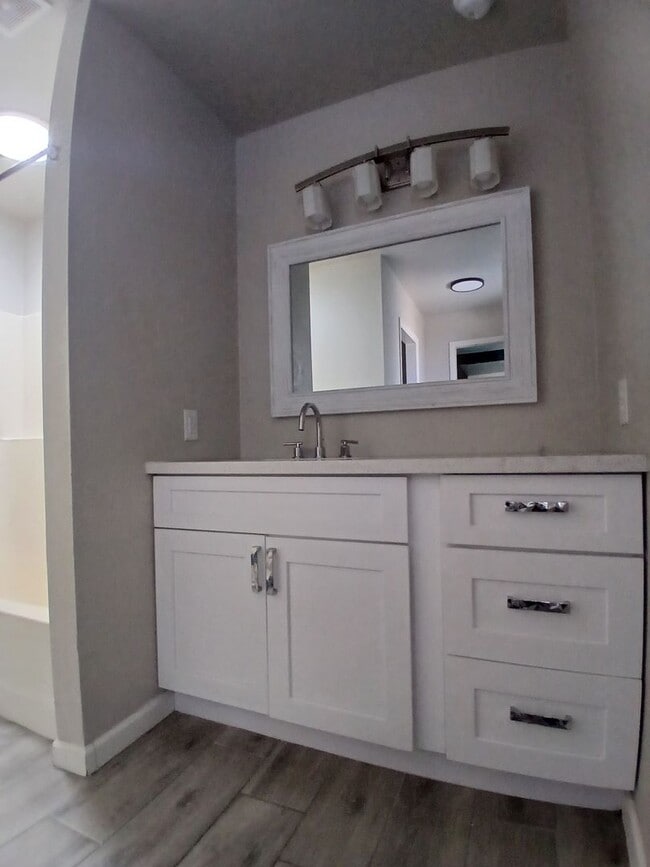Building Photo - Spacious 2 Bedroom 1 Bath Apartment