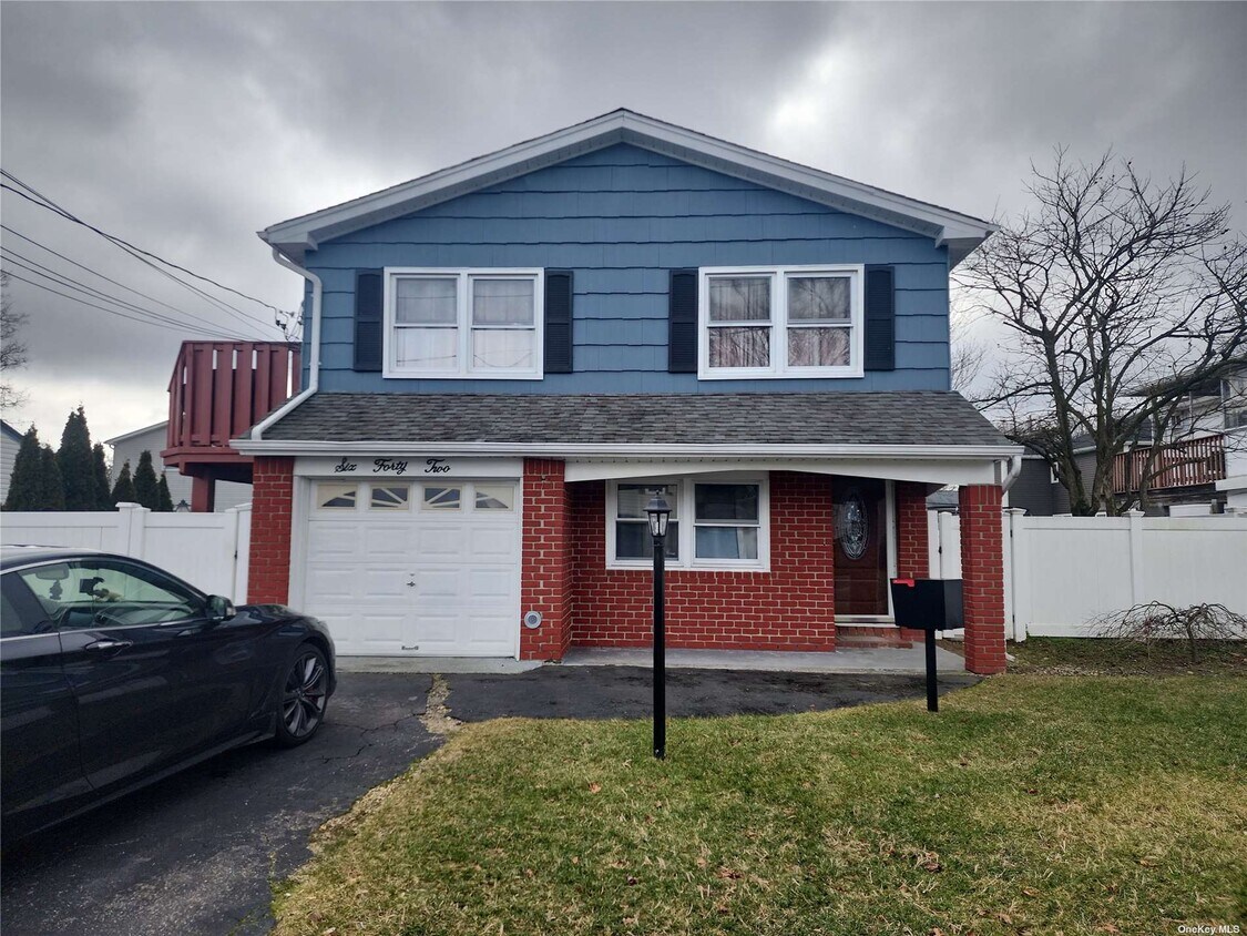 642 Peconic Ave, West Babylon, NY 11704 Room for Rent in West Babylon