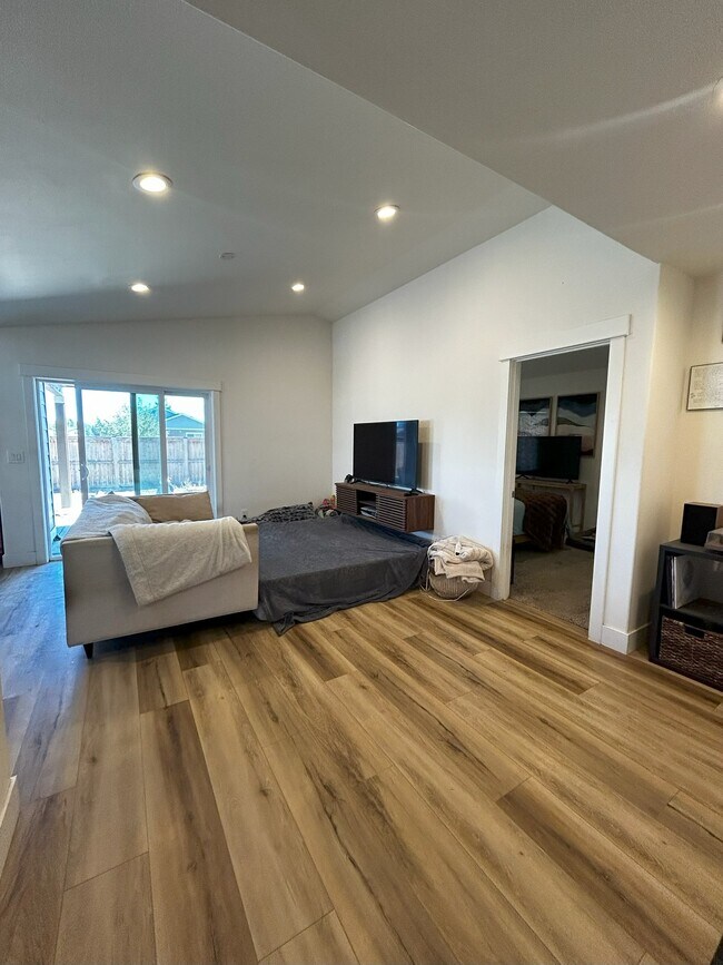 Building Photo - 51772 Mountain Pne St