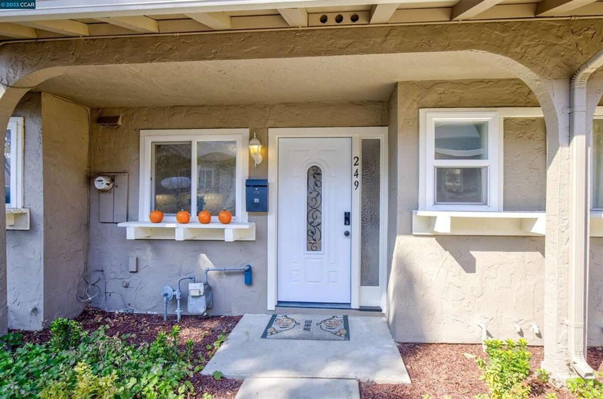 Primary Photo - Fabulous townhome style condo in an upscal...