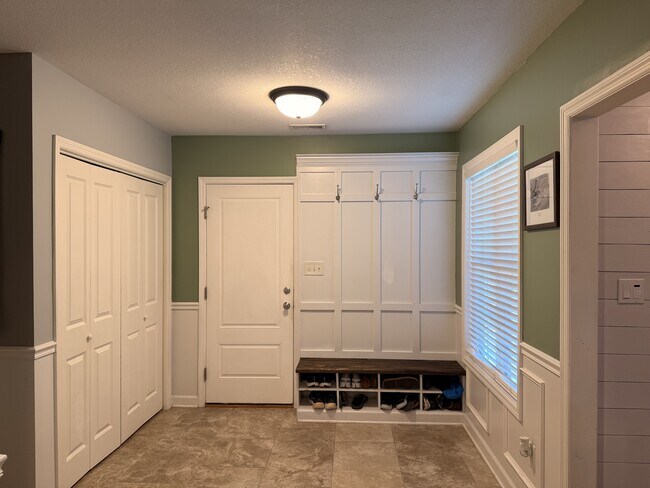 Building Photo - 145 Broadleaf Dr