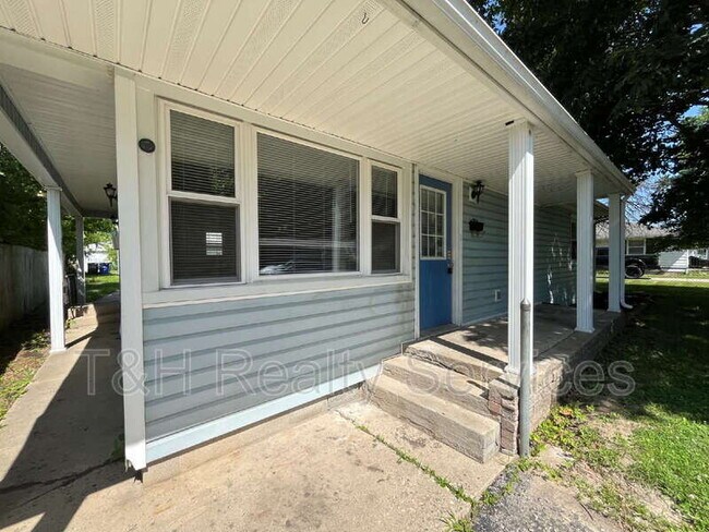 Building Photo - 1513 N Lindsay St