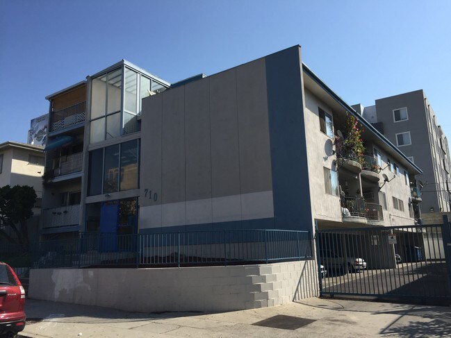 Building Photo - 710 S St Andrews Pl