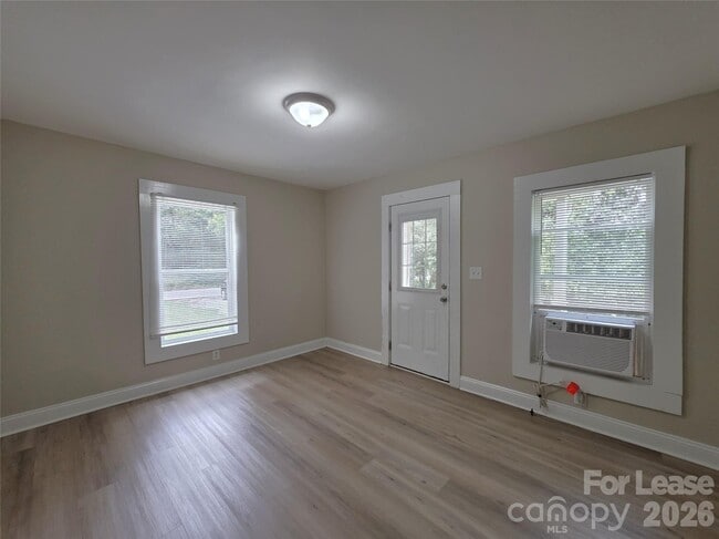 Building Photo - 1417 Oakshade Ave