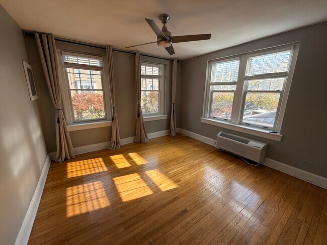 Foto del edificio - 2410 20th St NW