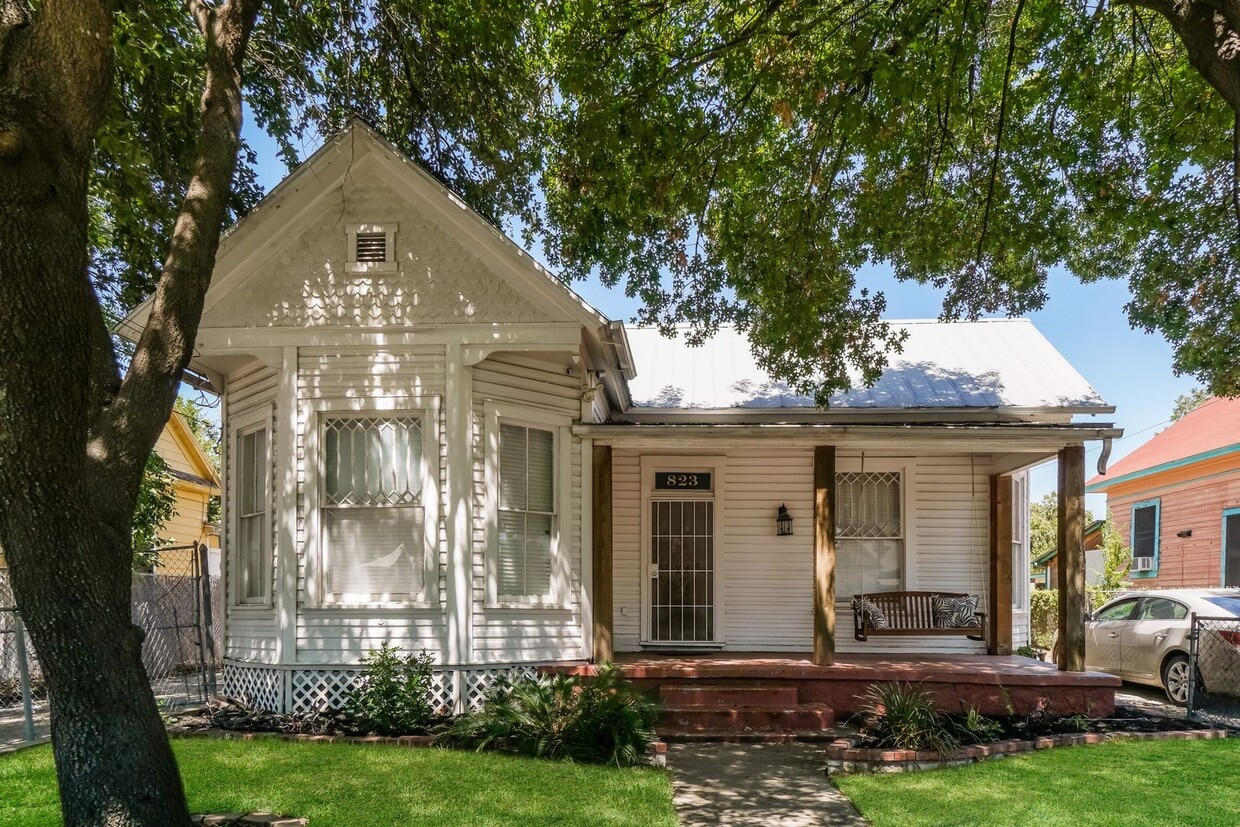 Primary Photo - Charmer Close to Downtown!