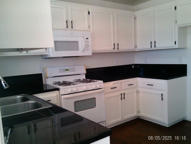 Foto del edificio - OILDALE CUTIE !!! SPECIAL $2625.00 MOVES Y...