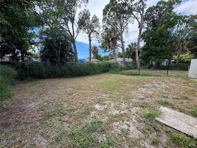 Building Photo - 312 60th Ave Dr W